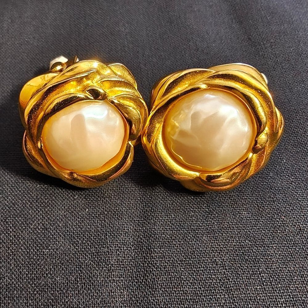 🐢 Vintage Givenchy Golden Floral With Pearl Center Clip On Earrings Rare!! - Picture 6 of 12
